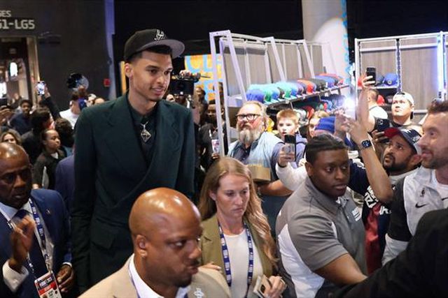 Sem surpresa, francês de 2,23m foi o número 1 do draft (vídeos)