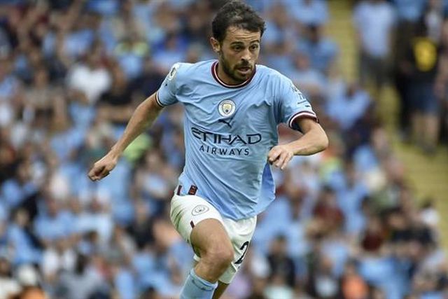 Cancelo e Bernardo Silva no banco frente ao Liverpool