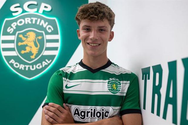 Konstantin Nikitenko assina contrato profissional