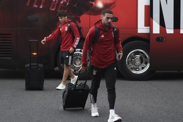 Águias só chegaram de madrugada a Inglaterra