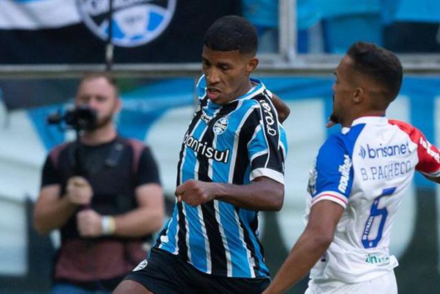 Galos e Grêmio fecham Thomas Luciano