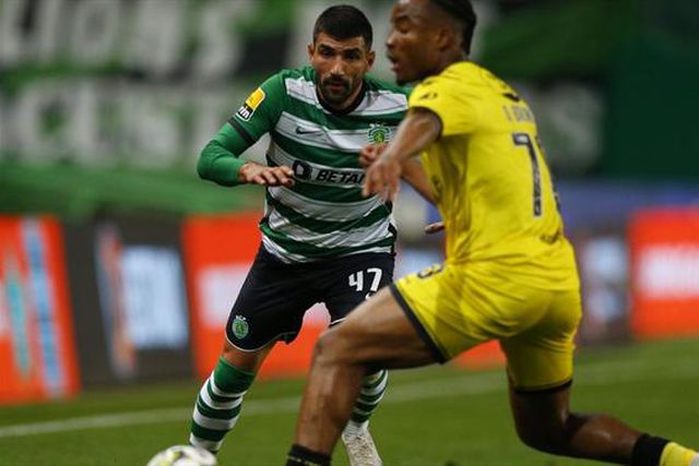 Leão sem pressas por novo lateral