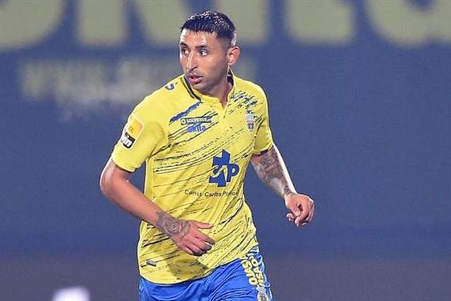 Alan Ruiz já leva 14 cartões