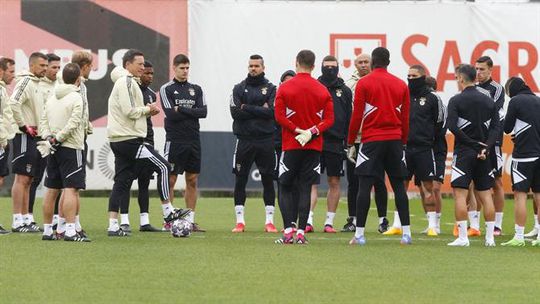 Ausência de peso e dois regressos no último treino antes da Champions