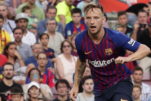 Juventus tenta trocar Bernardeschi por Rakitic