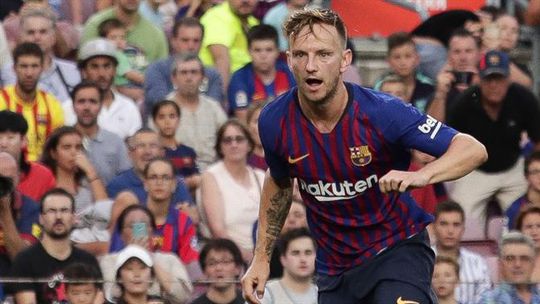 Juventus tenta trocar Bernardeschi por Rakitic