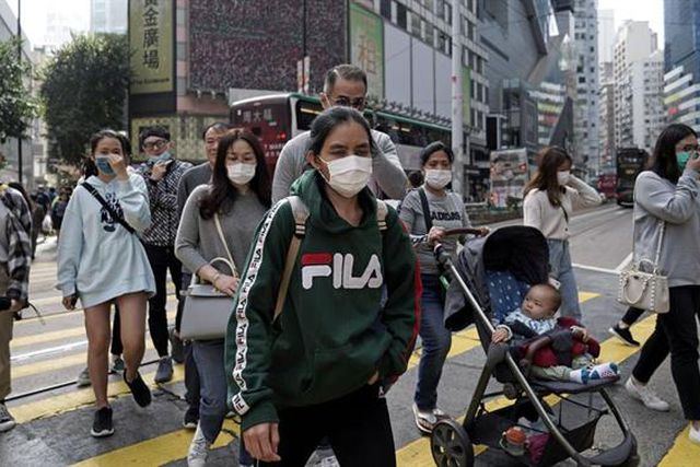 Primeiros casos de contaminação entre humanos