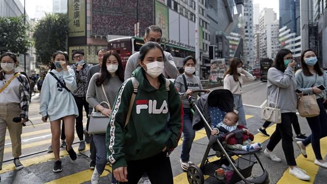 Primeiros casos de contaminação entre humanos