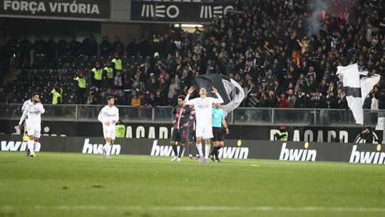 Bela cabeçada! O segundo golo do V. Guimarães no dérbi (vídeo)