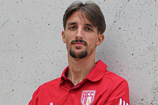 Oficial: Jogou no FC Porto com Nuno Espírito Santo e agora vai ser orientado por Jorge Costa