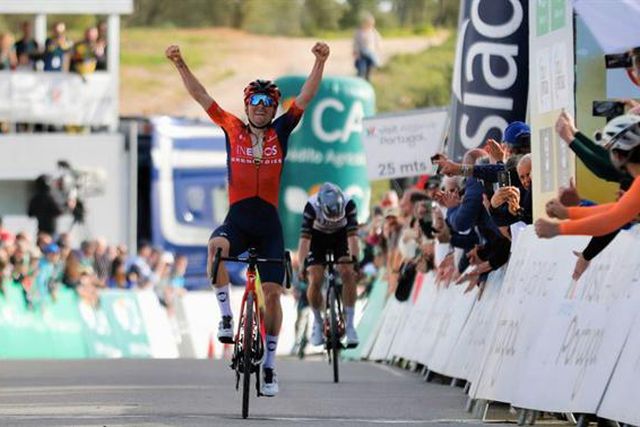 Pidcock vence etapa-rainha da Volta ao Algarve com João Almeida na roda