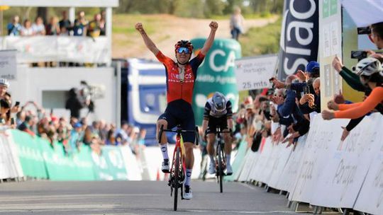 Pidcock vence etapa-rainha da Volta ao Algarve com João Almeida na roda