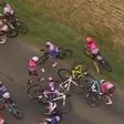 Ciclista sofre traumatismo craniano e abandona Tour feminino (vídeo)