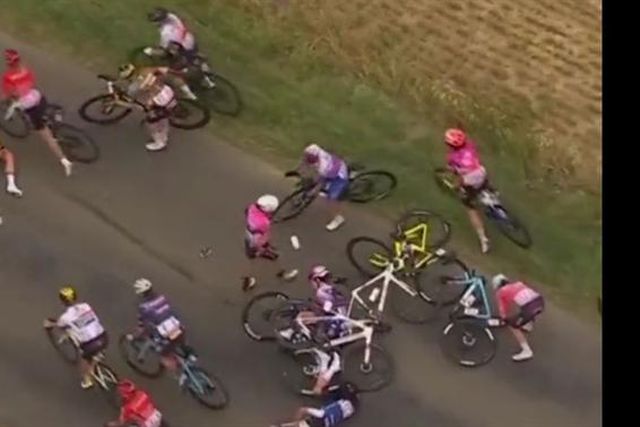 Ciclista sofre traumatismo craniano e abandona Tour feminino (vídeo)
