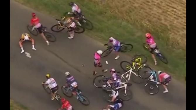 Ciclista sofre traumatismo craniano e abandona Tour feminino (vídeo)