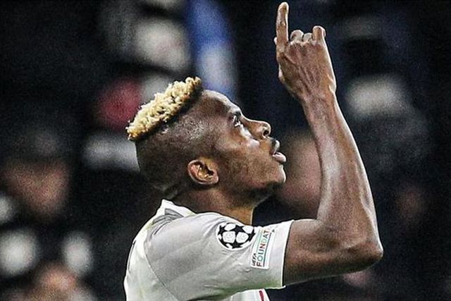 Osimhen dá vantagem ao Nápoles em Frankfurt (vídeo)