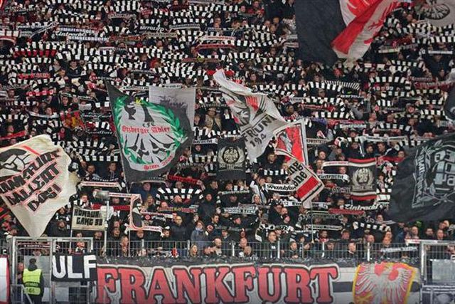 Nove adeptos do Eintracht Frankfurt detidos por atacarem apoiantes do Nápoles