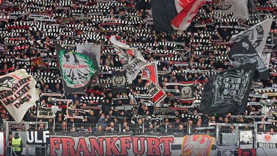 Nove adeptos do Eintracht Frankfurt detidos por atacarem apoiantes do Nápoles