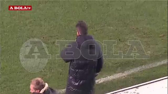 Roger Schmidt expulso em Vizela e fez este gesto para a bancada