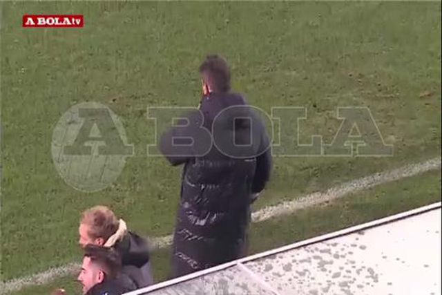 Roger Schmidt expulso em Vizela e fez este gesto para a bancada