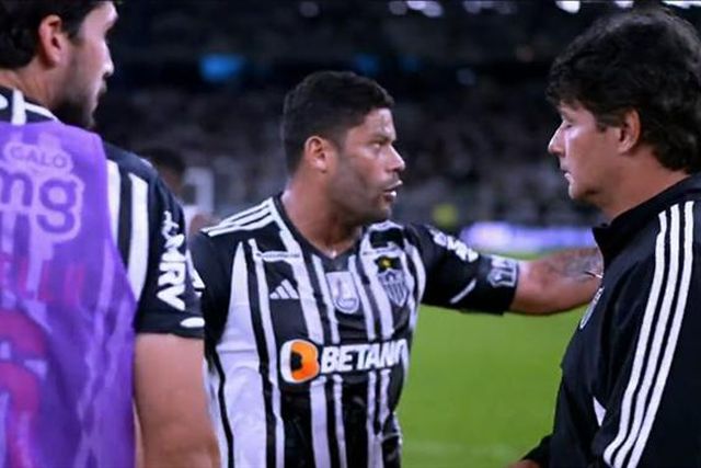 Expulso após o final de dérbi, Hulk acusa: «Árbitro celebrou na minha cara!» (vídeo)