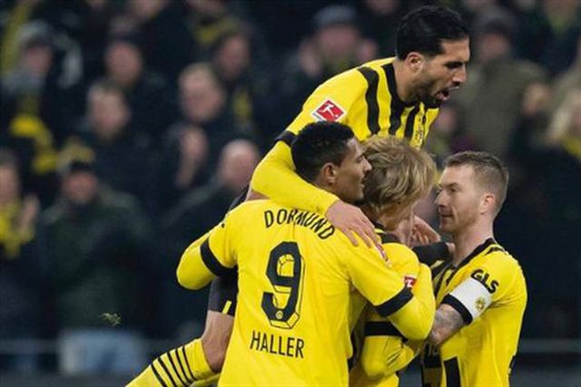 Dortmund vence e fica isolado no comando da Bundesliga