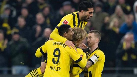 Dortmund vence e fica isolado no comando da Bundesliga