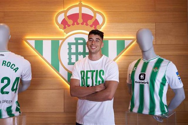 Oficial: médio cedido pelo Leeds aumenta 'concorrência' de William Carvalho