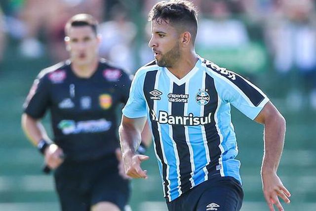 Médio Pepê associado aos leões