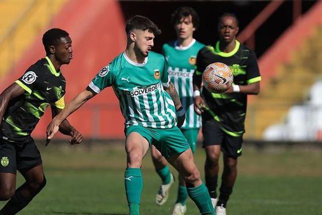 Sporting salva empate e vice-liderança com penálti perto do fim