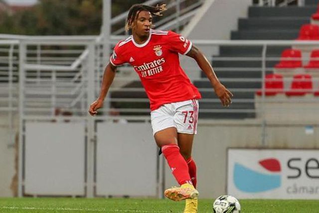 Jovem médio em estreia absoluta no banco (e dois reforços)