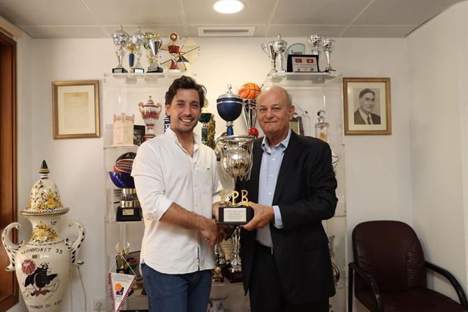 Depois da polémica: Benfica foi receber troféu de campeão à sede da Federação