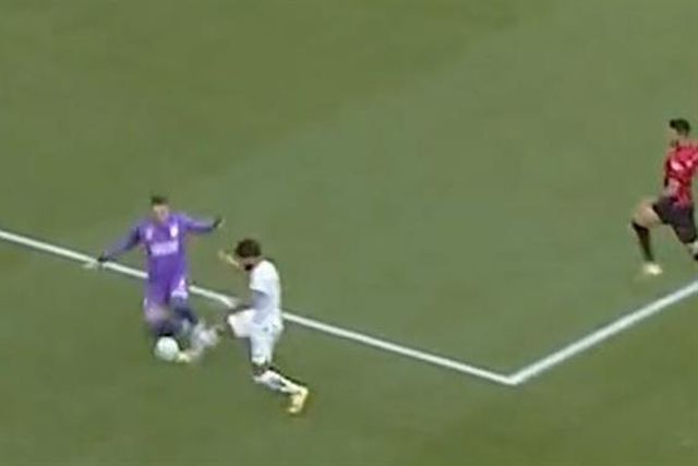 Guarda-redes desejado pelo Benfica falhou tempo de entrada e… acabou a ver amarelo (vídeo)