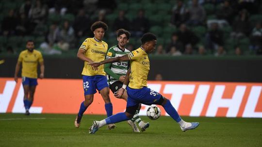 Leão dominador vence com magia de Trincão (veja o resumo)