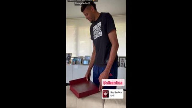 Assumiu ser adepto do Benfica e recebeu camisola das águias
