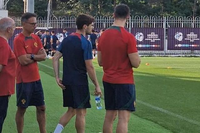 Pedro Neto abandona treino com queixas