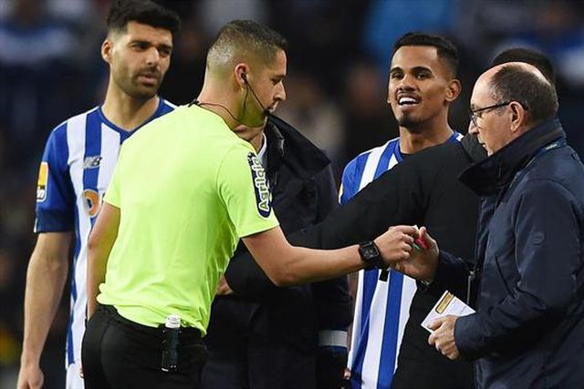 Os dois objetos que o árbitro do FC Porto - Estoril foi entregar ao delegado