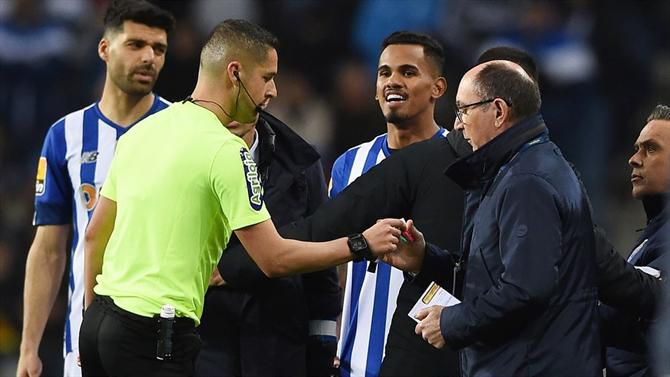 Os dois objetos que o árbitro do FC Porto - Estoril foi entregar ao delegado