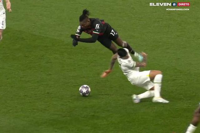 Rafael Leão voa após sofrer falta (vídeo)