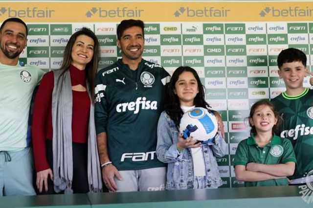 Abel surpreende jovem adepta que teve cartaz barrado à entrada do estádio (vídeos)