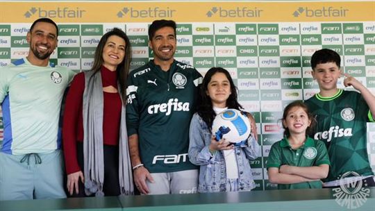 Abel surpreende jovem adepta que teve cartaz barrado à entrada do estádio (vídeos)