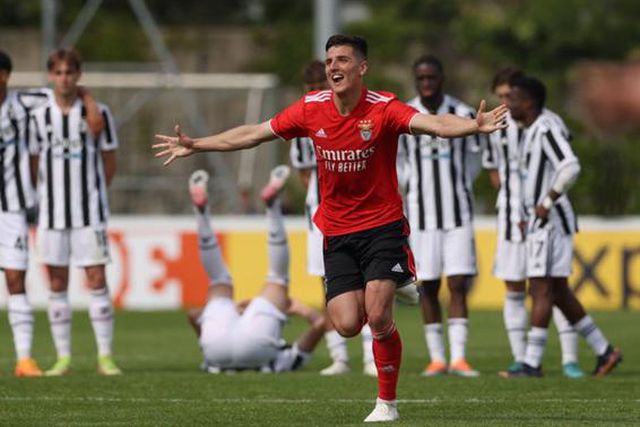 Oficial: esteve com pé e meio fora da Luz mas renova até 2028!