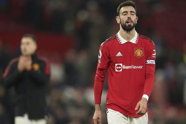 Lenda do Man. United atira-se a Bruno Fernandes: «Em Portugal fazem-no, mas em Inglaterra é inaceitável»