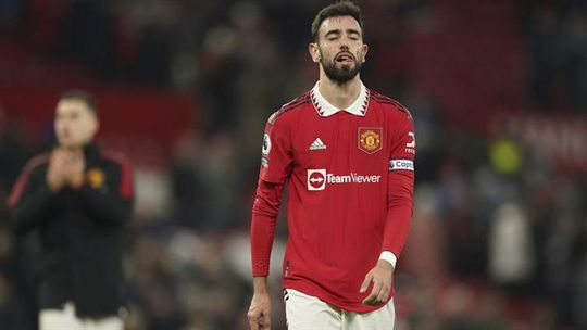 Lenda do Man. United atira-se a Bruno Fernandes: «Em Portugal fazem-no, mas em Inglaterra é inaceitável»