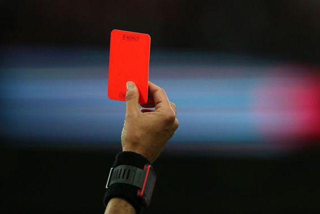 Simplesmente bárbaro: a inacreditável agressão ao árbitro no Tires-Atlético Povoense (vídeo)