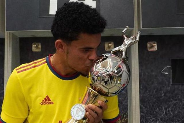Luis Díaz recebeu troféu e elogiou Messi
