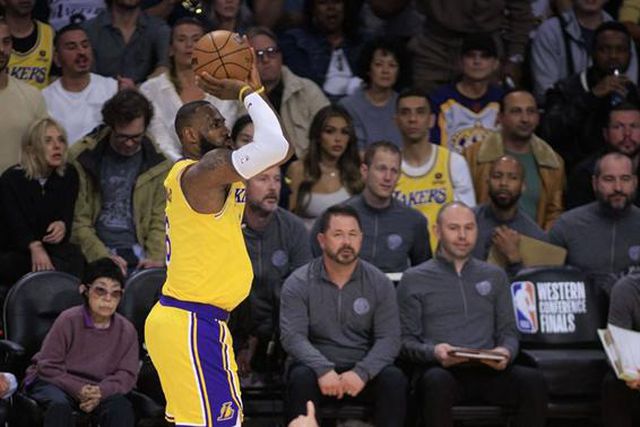 LeBron James vai continuar a jogar!