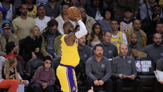 LeBron James vai continuar a jogar!