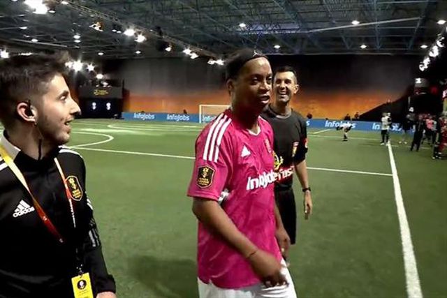 Ronaldinho estreou-se na Kings League: «Não vou estar a correr, estás louco?» (vídeo)