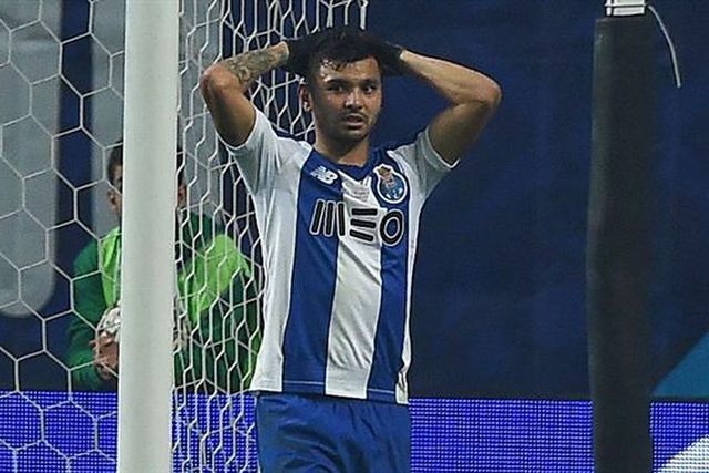 «FC Porto não aceitou proposta do Milan por Corona»